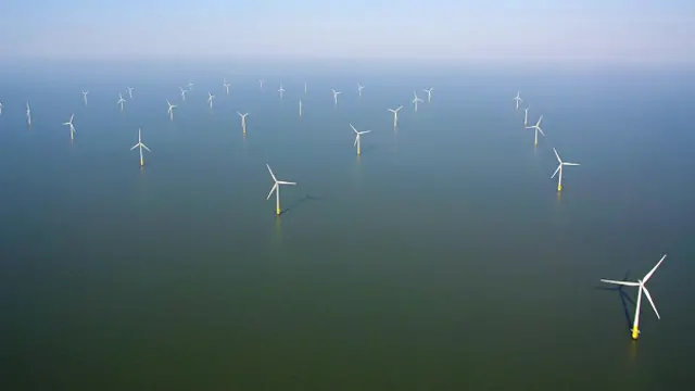 Спутниковая фотосъемка не обязательно поймает момент столкновения судна с ветряком, но может показать, какие корабли находились в то время в нужном районе