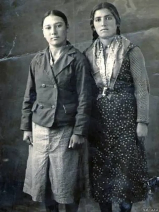 Alima İlyasova (sağda) ismi bilinmeyen bir dostuyla. 1940'lı yılların başı. 