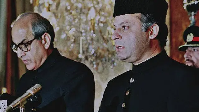  فاروق لغاری 1997کے الیکشن میں ہیوی مینڈیٹ حاصل کرنے والے میاں نواز شریف سے وزارتِ عظمیٰ کا حلف لے رہے ہیں