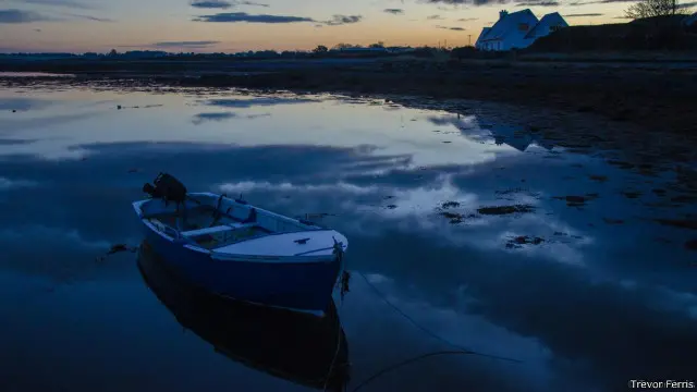 Subuh yang tenang di Killeenaran, County Galway.