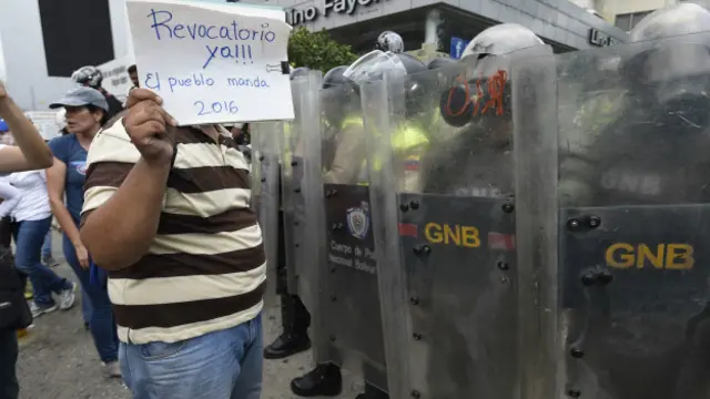 Un manifestante ante la policía