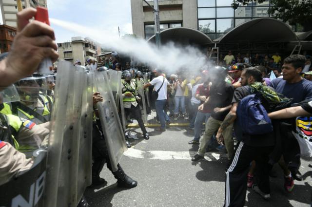 Cтолкновения полиции и демонстрантов в Венесуэле