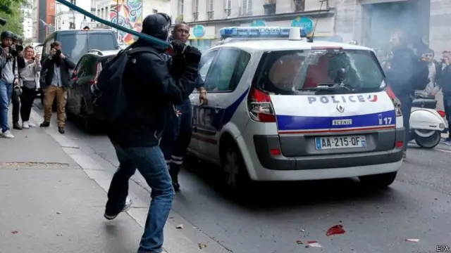 تعرضت الشرطة الفرنسية لاعمال عنف في باريس أثناء احتجاجها على تصاعد الكراهية ضدها 