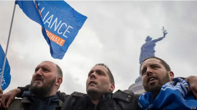 تجمع رجال الشرطة في ميدان الجمهورية للاحتجاج