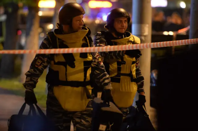 Эвакуированные жильцы дома, в котором находится отделение банка, смогут вернуться лишь по окончании саперных работ