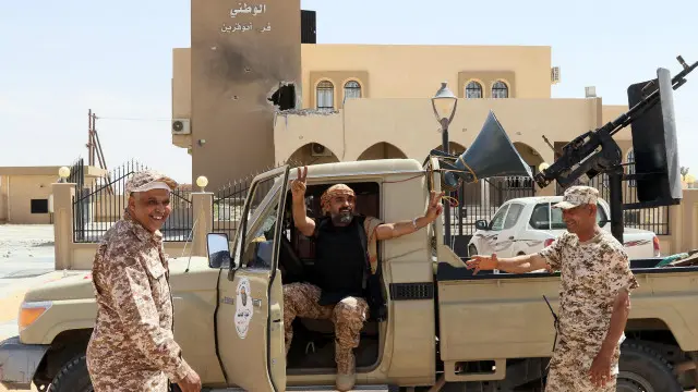 تبعد أبو قرين نحو 140 كيلومترا إلى الغرب من سرت. 