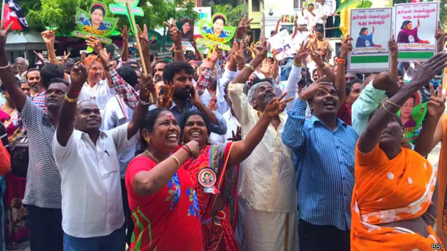 चेन्नई में जयललिता के घर के बाहर जीत का जश्न मनाते उनके समर्थक.