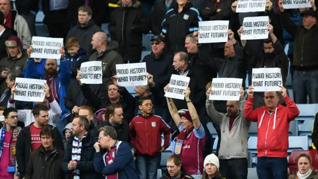 維拉球迷舉行「驕傲的歷史,未知的將來」標語