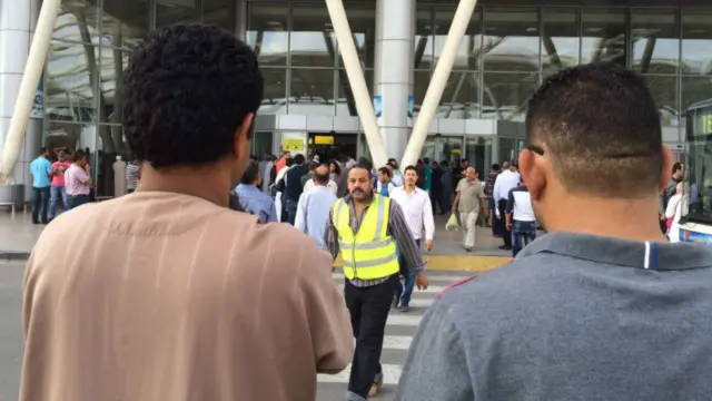 Thủ tướng Ai Cập đến sân bay Cairo để chờ tin tức chuyến bay cùng thân nhân các hành khách