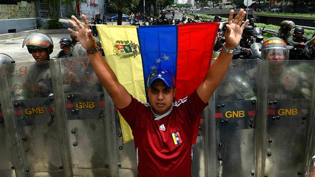 La oposición protesta para exigir que se celebre un referéndum revocatorio del mandato de Maduro.