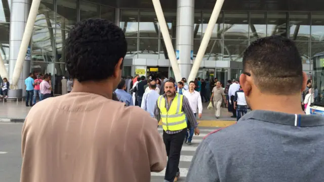 ایجپٹ ایئر کی پرواز ایم ایس 804 پیرس سے قاہرہ جا رہی تھی اور پائلٹ نے آخری بار رابطے پر کسی مسئلے کے بارے میں نشاندہی نہیں کی تھی۔