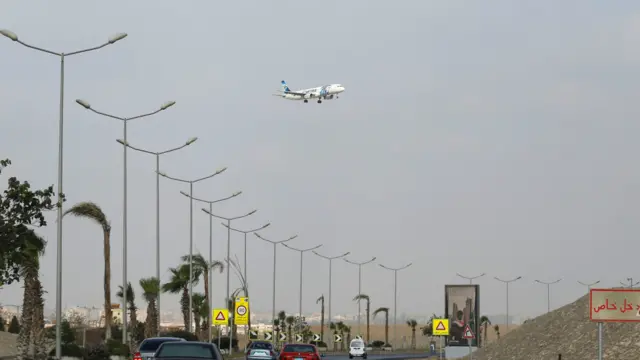 مصر کے ایوی ایشن کے حکام کا کہنا تھا کہ مصر کا ایک ہوائی جہاز فرانس کے دارالحکومت پیرس سے قاہرہ جاتے ہوئے لاپتہ ہوگیا تھا۔