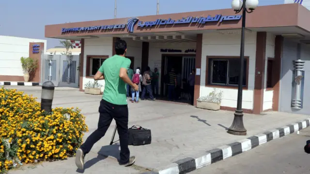 جہاز پر سوار افراد میں 15 فرانسیسی، 30 مصری، دو عراقی، جبکہ برطانیہ، بیلجیئم ، پرتگال، چاڈ، سوڈان، الجزائر ، کینیڈا، کویت اور سعودی عرب کا ایک ایک باشندہ شامل ہیں۔