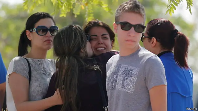 飞机乘客的家属都在焦急地等待消息。