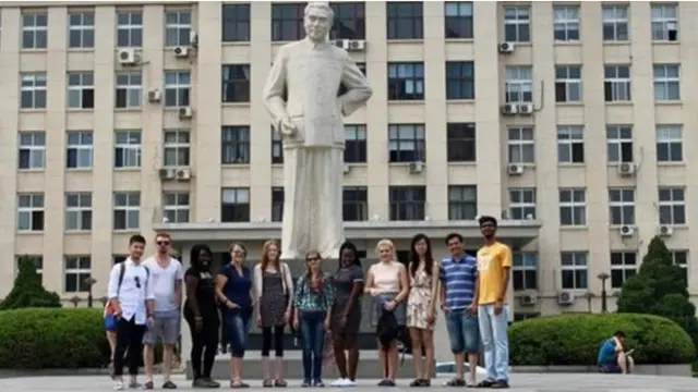 参观南开大学和其他外国学生在一起