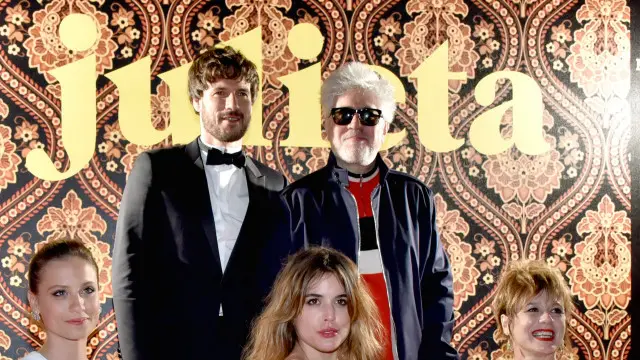 يحب المودفار الميلودراما كما صرح أكثر من مرة لكنه يخرج من أسوارها بسخريته الحادة