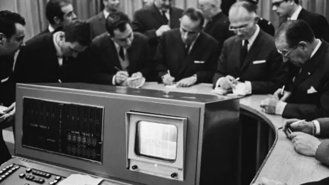 巴黎的黄金交易者在1967年11月对最新金价作出反应(图片来源：Reg Lancaster/Daily Express/Getty)