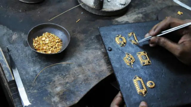 全球超过半数的黄金都被制作成首饰，就像这个位于印度加尔各答的黄金首饰店一样(图片来源：Dibyangshu Sarkar/AFP/Getty)