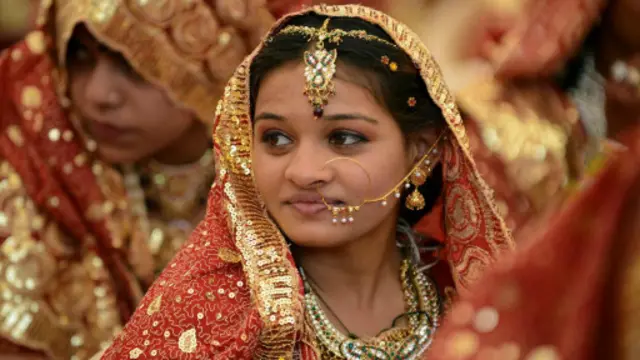 印度艾哈迈达巴德的一位新娘；印度平均每场婚礼都会购买30至40克黄金(图片来源：Sam Panthaky/AFP/Getty)