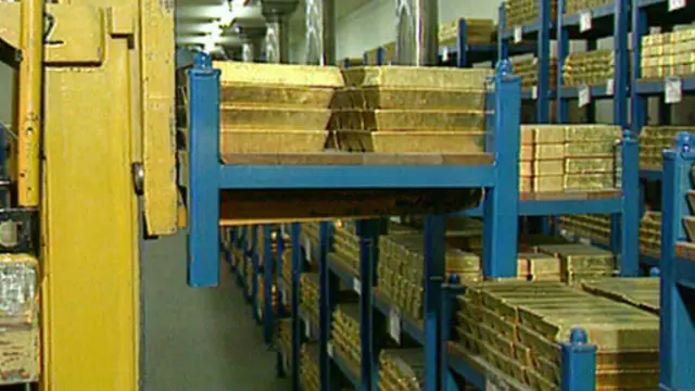 每块金砖价值约35万英镑(50万美元)(图片来源：BBC)