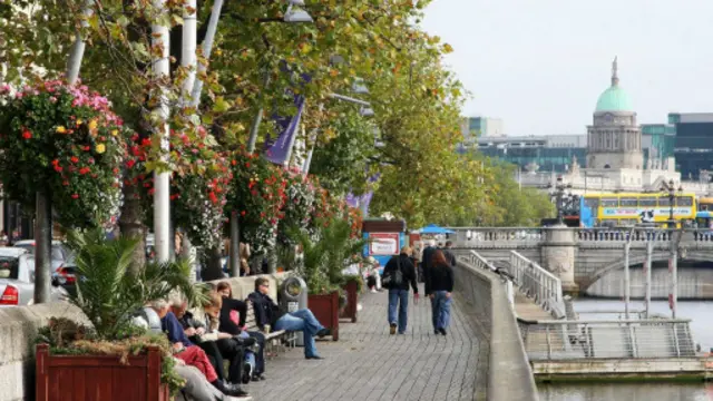 在爱尔兰都柏林的河边小憩片刻。（图片来源：Chris Jackson/Getty）