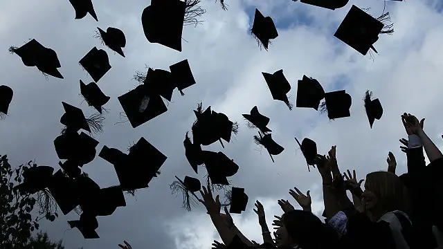 预算的国际表述惯例，红色代表透支，即赤字，黑色代表盈余。如此，可以说英格兰高校“漆黑一片”。