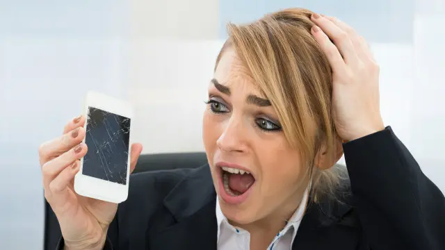 Una persona penando por su teléfono roto