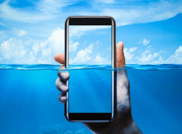 Un teléfono en el agua