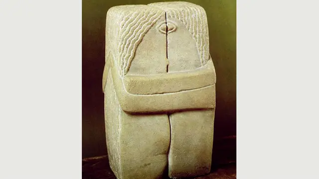 Изображение отсылает, скорее, не к теплоте объятия Брежнева и Хонеккера, а к непримиримому борцовскому захвату, как в скульптуре "Поцелуй" Константина Бранкузи