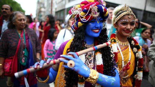 На Трафальгарской площади в центре Лондона дети отмечают индуистский праздник Ратха-ятра, самый крупный из организуемых Международным обществом сознания Кришны