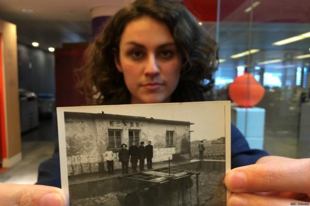 BBC记者林琳（Lara Owen）手持当穆里尔（Muriel Seltman）当年在中国的照片。