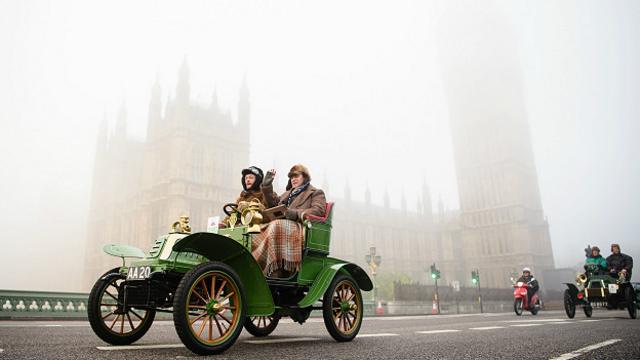 Старинные автомобили едут по Лондону