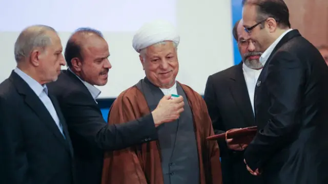 اکبر هاشمی رفسنجانی (وسط) در برنامهای در دانشگاه آزاد شرکت کرد و عبدالله جاسبی (نفر اول از چپ) و حمید میرزاده (نفر دوم از راست) او را همراهی میکردند