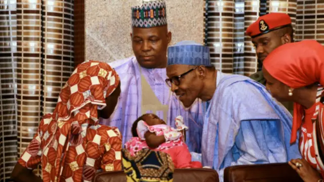 چیبوک سے اغوا ہونے والی لڑکی نے رہائی کے بعد صدر محمد بحاری سے ملاقات کی