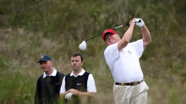 Donald Trump jugando golf