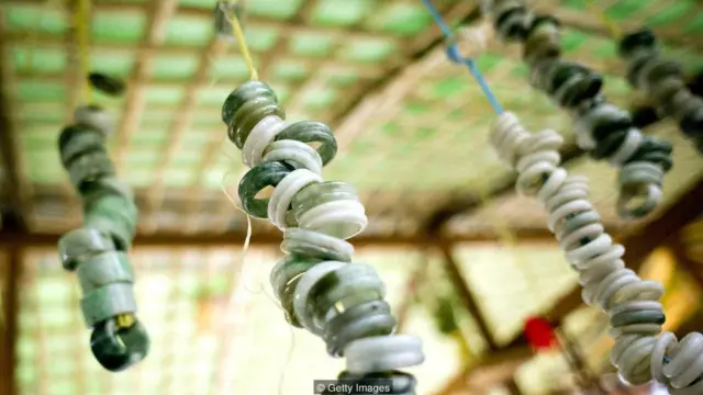 Nhẫn ngọc được bày bán tại một chợ chuyên bán sỷ ngọc bích tại Mandalay, Miến Điện