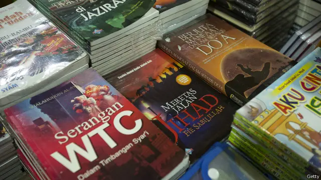 Salah-satu koleksi sebuah toko buku di dekat sekolah Al-Mukmin, Solo,2 Februari 2016. 