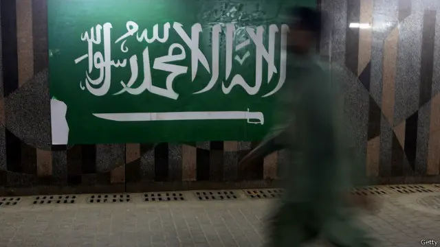 Bendera Arab Saudi yang dijadikan simbol di sebuah dinding pertokoan di Riyadh, Arab Saudi.