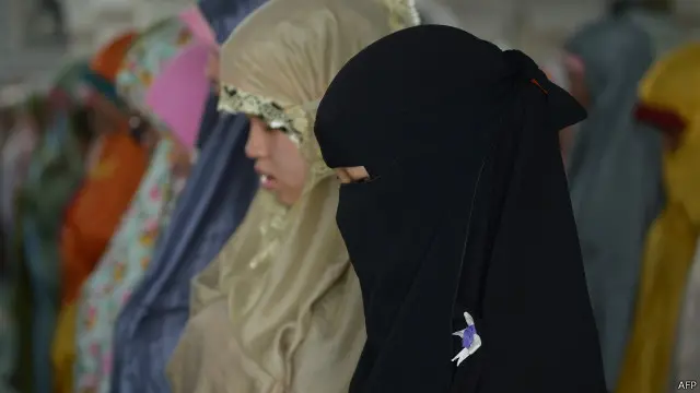 Beberapa perempuan Muslim tengah sholat berjamaah.