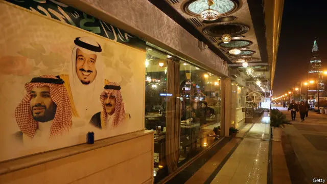 Sudut kota Riyadh dan gambar raja dan pangeran kerajaan Arab Saudi, 7 Desember 2015.