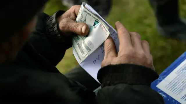 Средняя пенсия по России сейчас составляет около 12 тысяч рублей в месяц