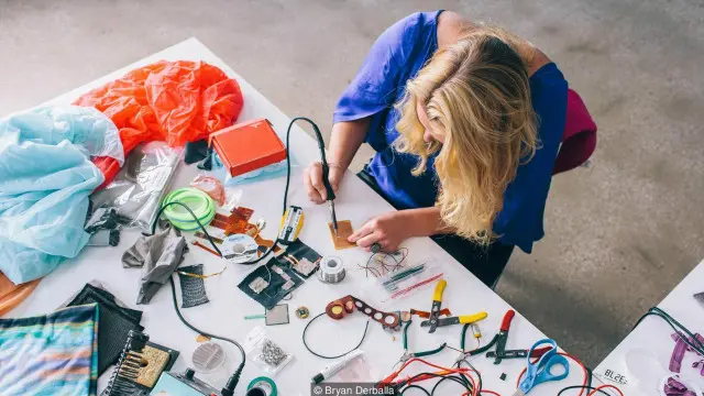 تعمل أماندا باركس على تطوير أفكار تتعلق بوسائل التكنولوجيا القابلة للارتداء من خلال شركة الأزياء مانيوفاكتشر نيويورك، حيث ترأس قسم الأبحاث والتطوير فيها. 