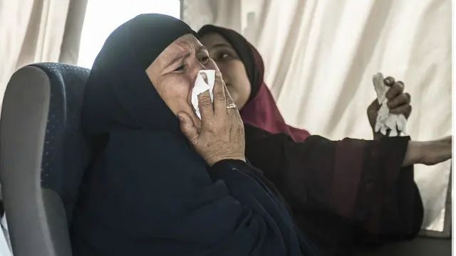 Thân nhân hành khách chờ đợi thông tin ở sân bay