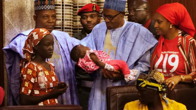 Boko Haram'dan kurtarılan ilk kız öğrenci Amina Ali (19), 4 aylık bebeği ile birlikte Nijerya Cumhurbaşkanı Buhari'yi ziyaret etti. 