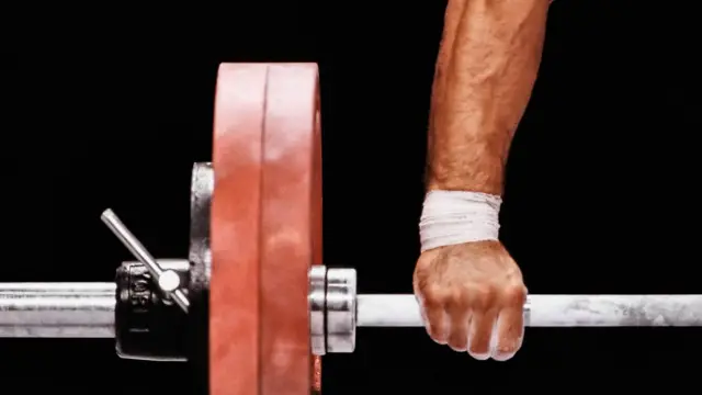 Una persona levantando una pesa