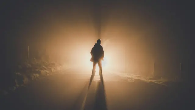 Una persona viendo una luz fantasmagórica