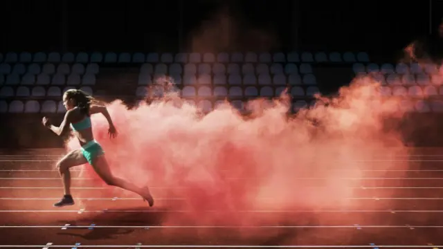 Un atleta corriendo a toda la velocidad