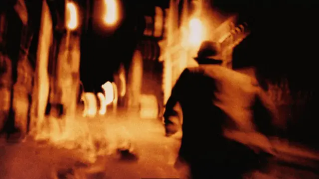 Una persona corriendo en una escena como de suspenso