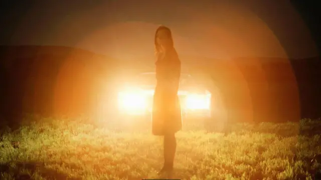 Una persona contra una luz