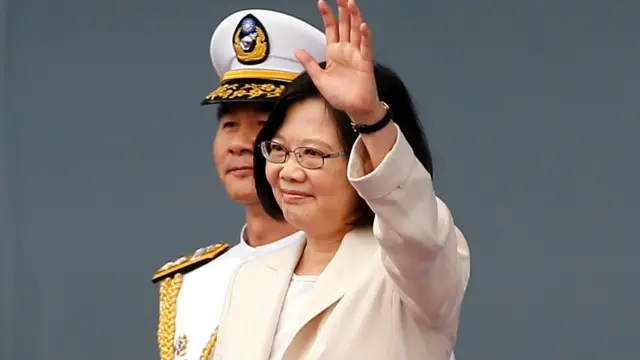 蔡英文向群众挥手致意